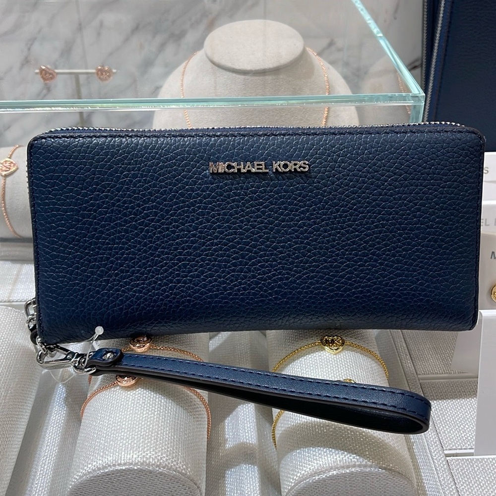 MICHAEL KORS LARGE TRAVEL CONTINENTAL WRISTLET WALLET SMARTPHONE NAVY BLUE
NWT - Picture 16 of 16